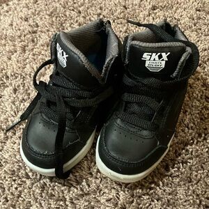 Sketchers SKX Boys Size 7 Zipper Sneakers light up